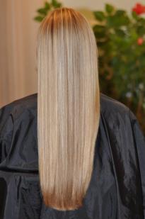 Sand-coloured hair highlights